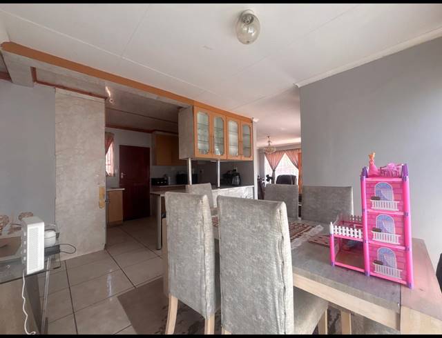 3 BEDROOM HOUSE TO LET IN MANDELA VIEW